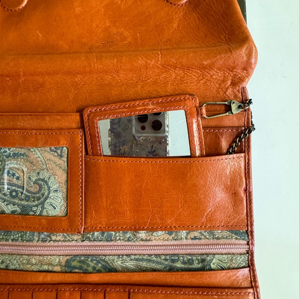 Vtg. Hobo orange billfold leather wallet with kiss and magnetic closures. - Picture 11 of 11
